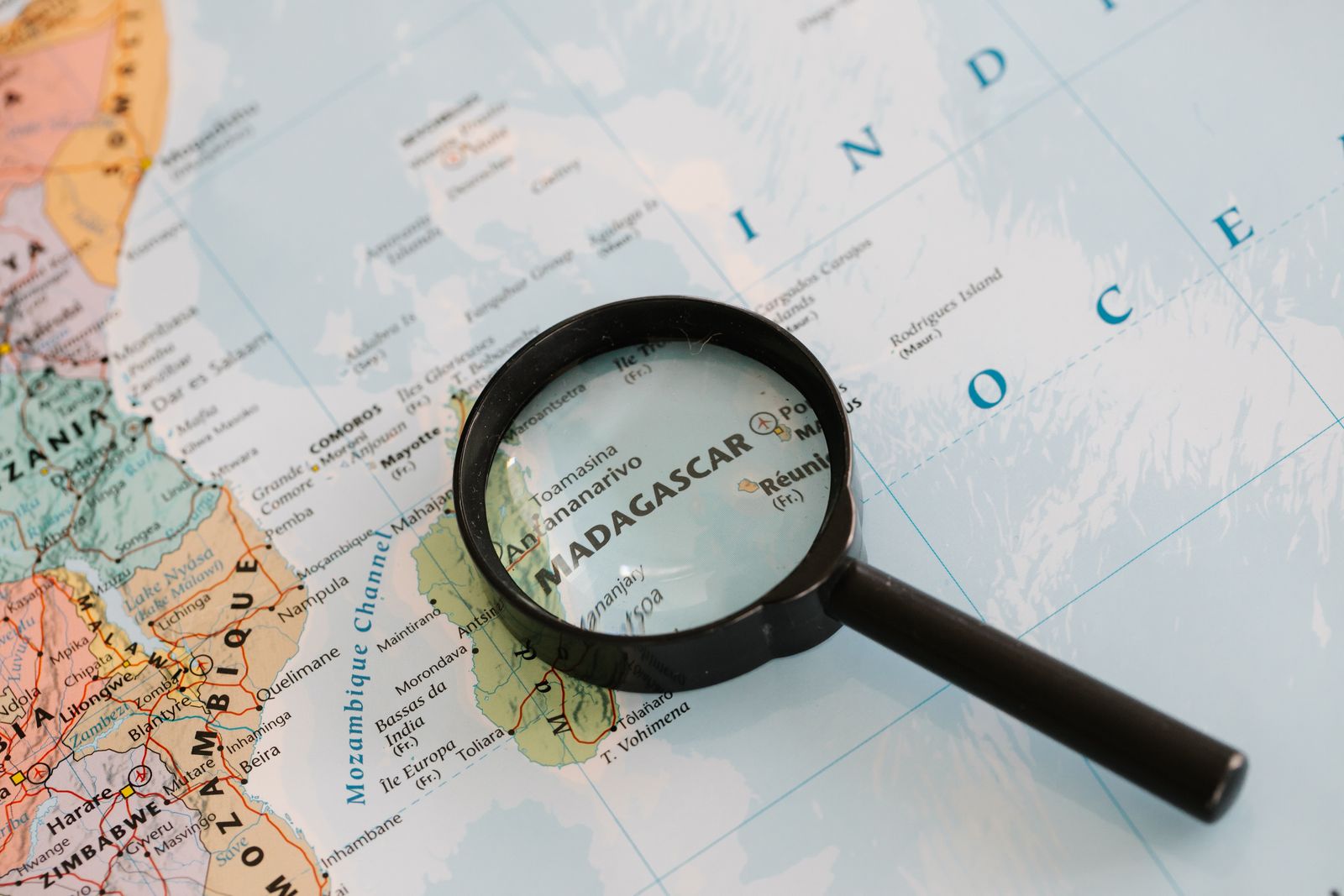 Gros plan de Madagascar sur une carte avec une loupe mettant en évidence la région.